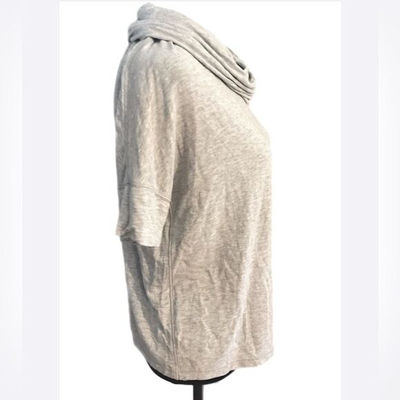 Women’s Sunday Gray short sleeve Crowl Neck top. Size medium - Picture 2 of 9